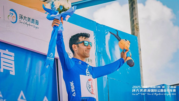 图为本届环青赛第一赛段结束后“蓝衫”获得者，相当于“亚洲车手中的黄衫”。