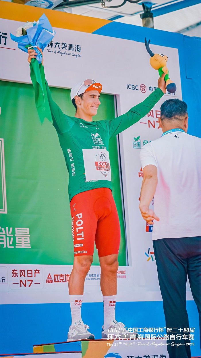 图为本届环青赛第一赛段结束后“绿衫”获得者。