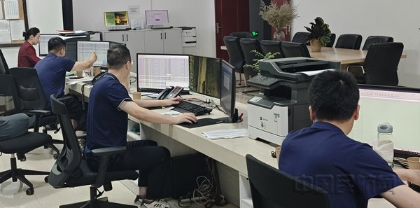 客舱天府调度室，两场联动密切配合（赵澄宇/摄）