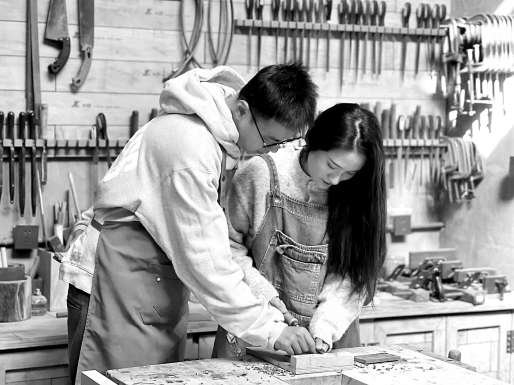 年轻人在手作坊做木工，享受“慢生活”。受访者 供图
