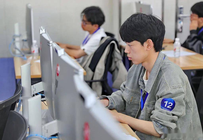 职业院校技能大赛上的参赛学生