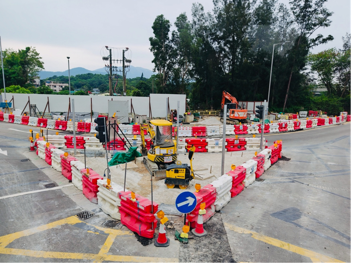 作为整体的香港北环线系统将新增跨境铁路线功能，直达深圳皇岗口岸。图为近日香港与深圳交界处的先期工程建设现场。摄/焦建