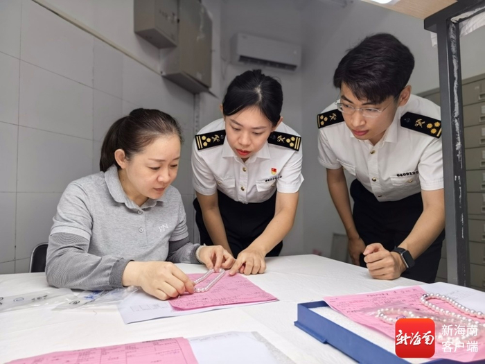 2025年7月8日海口海关关员在企业查看加工增值成品生产工艺及原料耗用情况。