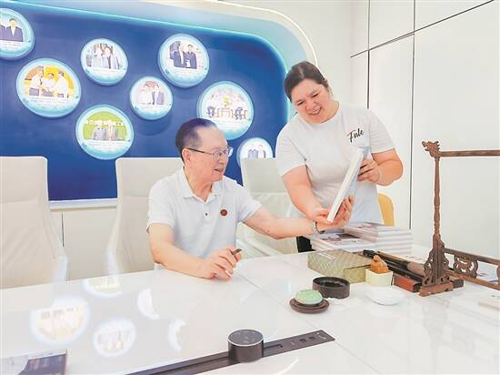 彭细妹如今在徐克成的工作室担任义工，二人时有交流　　   受访者供图　　