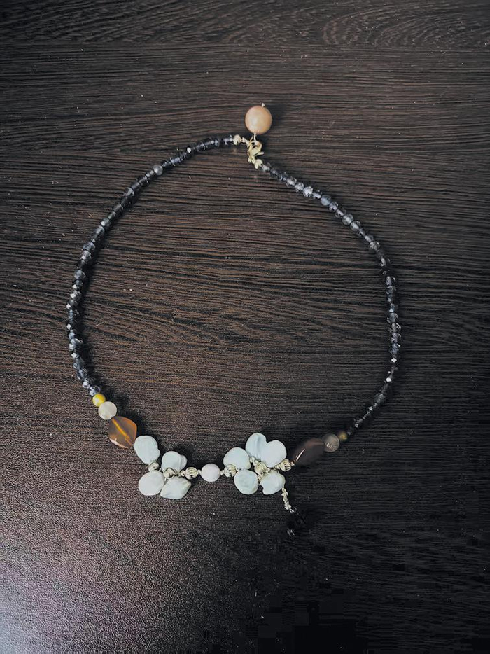 为了戒断AI，阿零开始尝试穿珠子。 A12-A13版图片/受访者供图