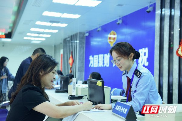 纳税人在湘潭县税务局办税服务厅“简事快办”专窗快捷办理相关涉税业务。黄盼 摄