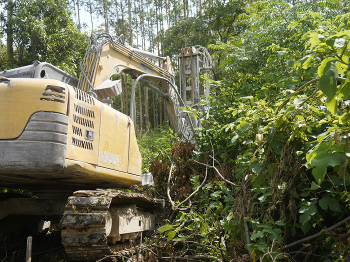 图为液压挖掘机穿行在各种复杂地形。