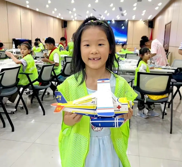 小朋友手工组装完成的航天模型（机场青少年空间爱心托管班供图）