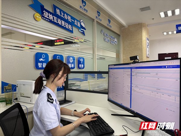 攸县税务局征纳互动运营中心工作人员在线辅导纳税人办理业务。熊心如 摄