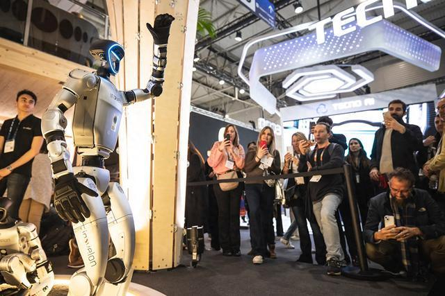 宇树机器人向与会者致意 图片来源：视觉中国-VCG31N2203664811