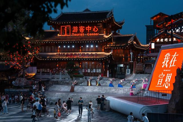 7月9日，游客在贡水河边观赏舞蹈表演。新华社记者 伍志尊 摄