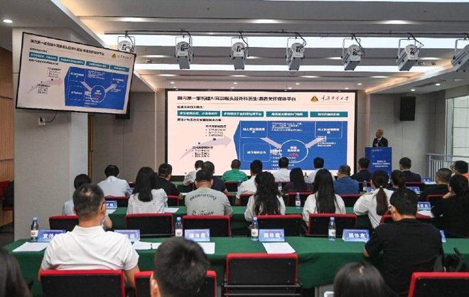 2025年7月10日，重庆邮电大学研究生院江南分院，医疗专家介绍鼻咽喉医疗AI 大模型。 记者 郑宇 摄