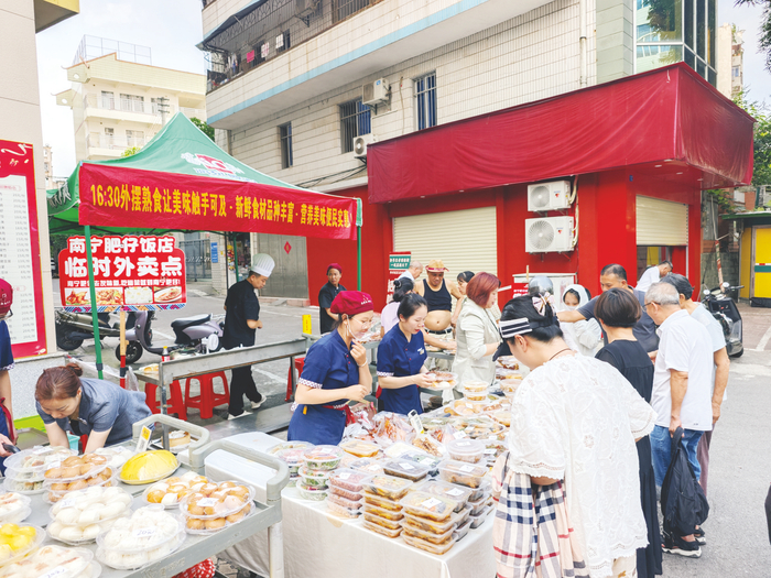     南宁肥仔饭店人民店外卖经营点吸引许多市民前来购买。