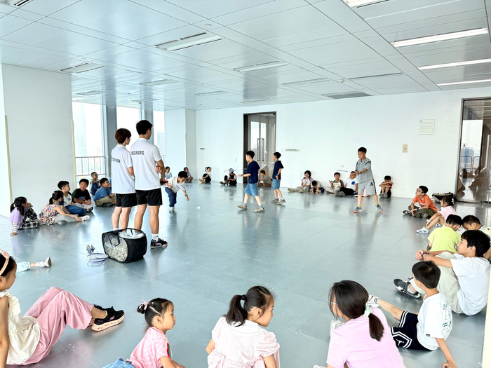 专业的羽毛球教练进行基础技能教学（中海中心公益托管班供图）