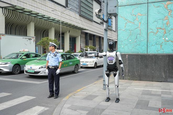 ▲6月16日，成都智能机器人实景验证活动中，“通天晓”在街头协助指挥交通 资料图