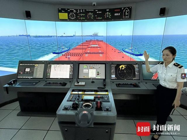 青岛引航站航海模拟器。封面新闻卢荡 摄