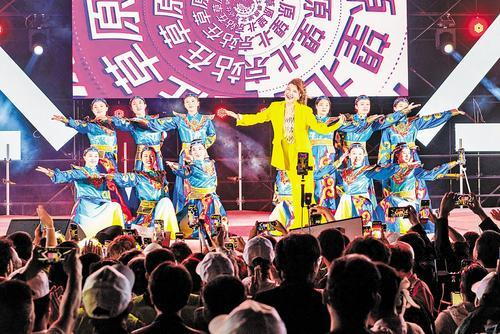     7月2日，丰宁满族自治县七彩森林烤羊音乐会现场人潮涌动。李 杰摄