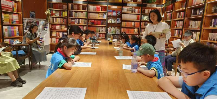 书店里的小读者。