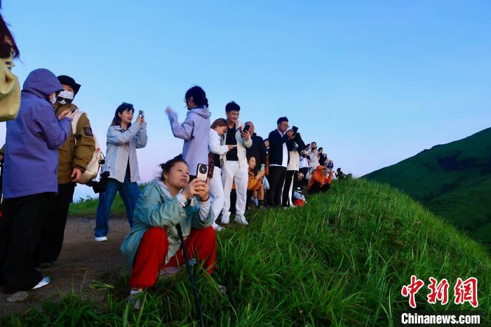 图为7月5日，江西萍乡武功山风景名胜区，众多游客徒步夜爬登山看日出。朱莹 摄