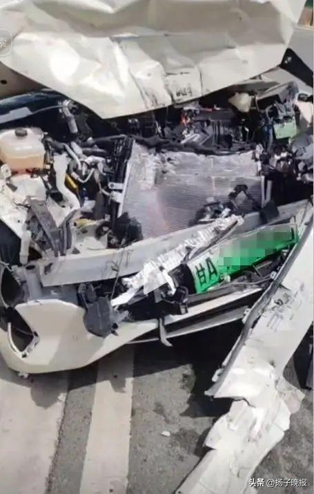 ▲白女士男友张某某所开的汽车被撞烂