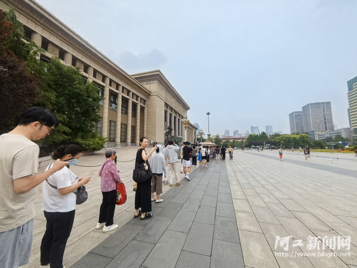 7月8日清晨，河北博物院北门，前来参观的人群排起了长队。记者刘艳惠摄