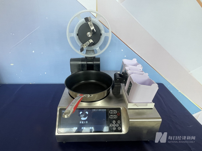 智能炒菜机器人 图片来源：每经记者 胥帅 摄