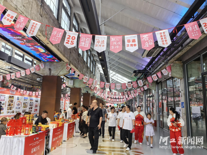 由老厂房变身秀场的石家庄“织音1953”，吸引了众多市民和游客。记者刘艳惠摄