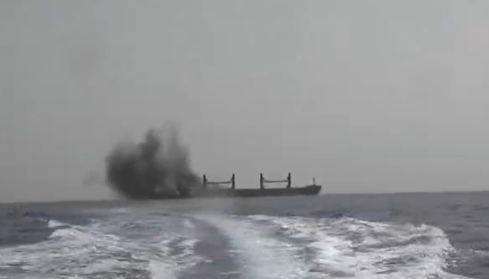 胡塞武装发布袭击“魔法海洋”号画面 （图片来源：央视新闻）