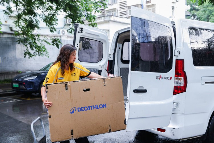 ▲美团闪购为迪卡侬儿童自行车等大件商品提供四轮即时配送服务。（摄影：亦可）