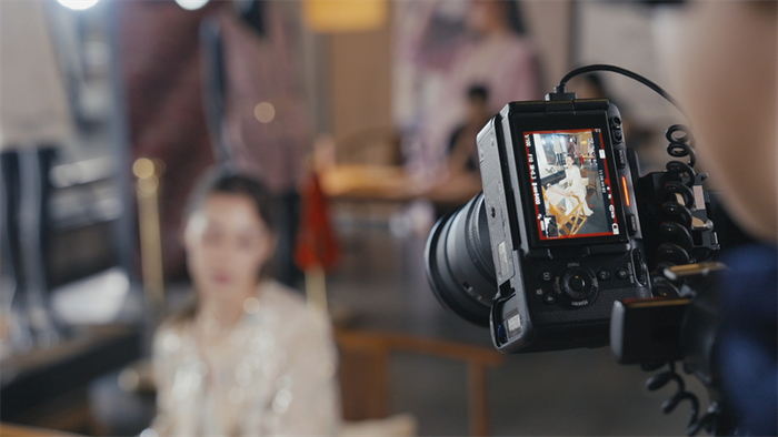 索尼摄影机搭配索尼原厂镜头对焦准确、跟焦稳定，让拍摄更顺畅
