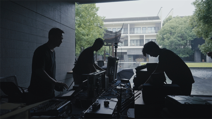 导播台位置略显“偏僻”增大了信号传输的难度，灵活选用了光纤、微波图传和5G背包三种方式轻松化解