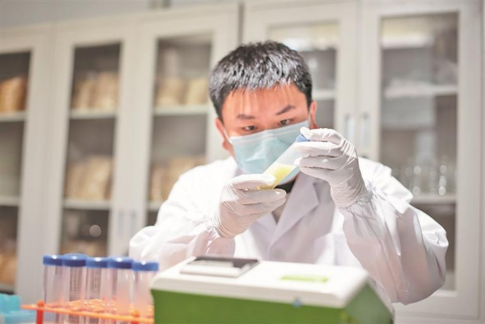 技术员检验饲料。通讯员 金可文 摄