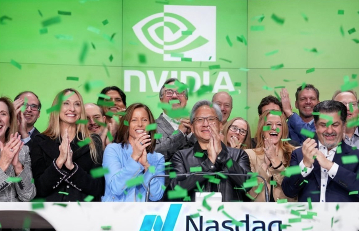 这家1993年诞生于加州的公司，于1999年1月22日在美国纳斯达克证券交易所上市。紧接着，便上演