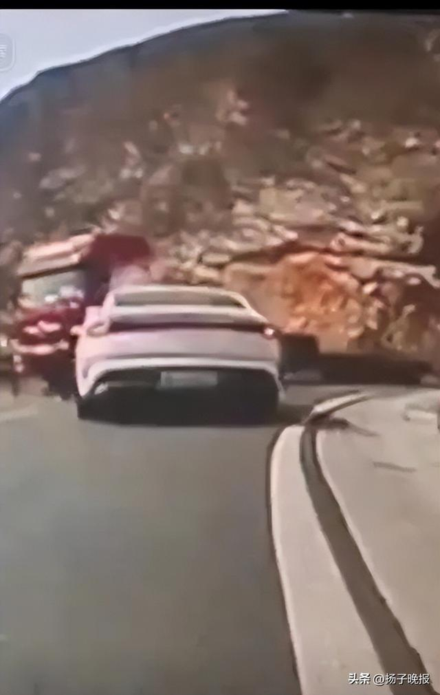 ▲车祸发生的瞬间（视频截图）