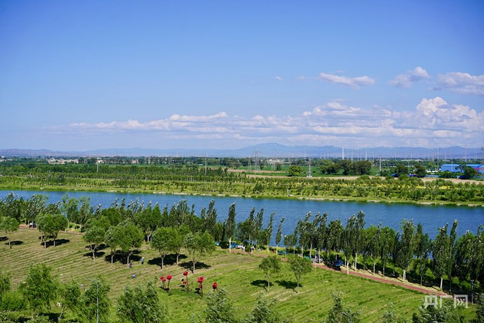 俯瞰呼和浩特市大黑河畔一角（央广网记者  李春雪  摄）