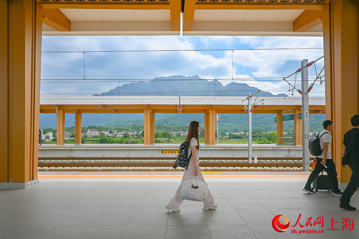 九华山火车站附近风光秀美。人民网 顾海民摄
