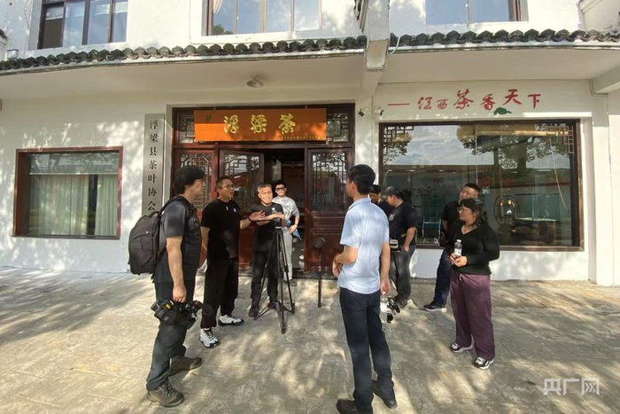 《沿着纬度听中国》纪录片摄制组走进江西浮梁，正与受访人江建鸿沟通拍摄事宜（央广网记者  胡斐  摄）