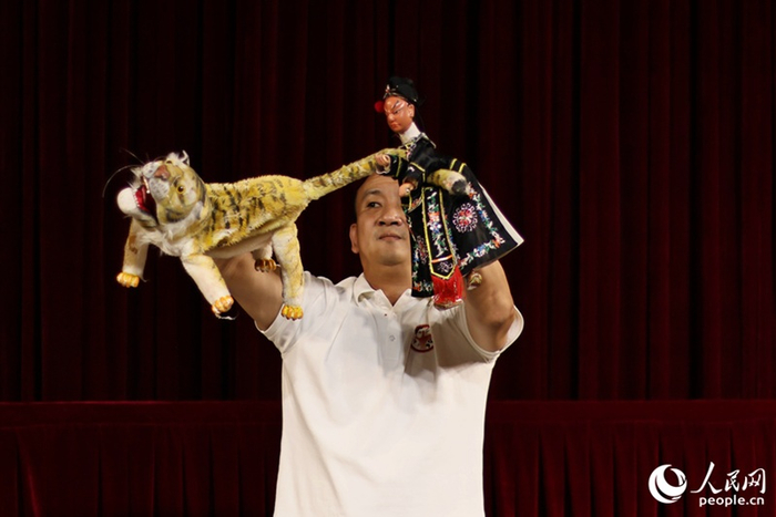 漳州布袋木偶戏的一大特点是可以一人同时饰演两个不同角色，“两手对打”。图中是《武松打虎》片段表演。人民网 李昌乾摄