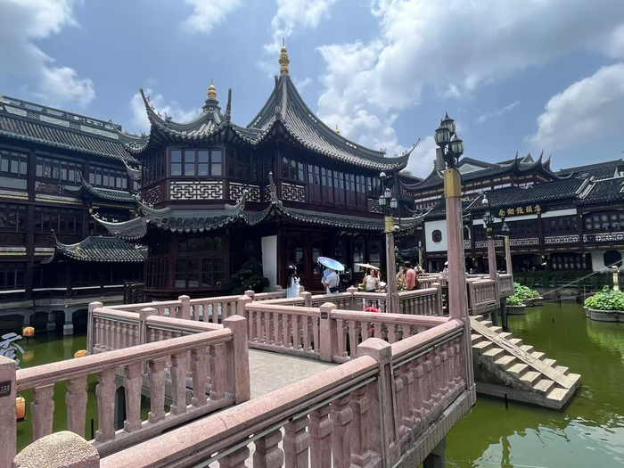 市民游客在九曲桥上打卡。劳动报记者贡俊祺 摄影