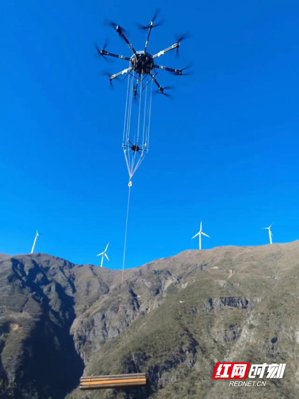 项目组采用无人机运输模块化钻机。