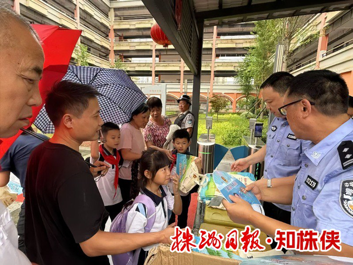 民警深入辖区学校、社区，开展防溺水宣传活动。受访者/供图
