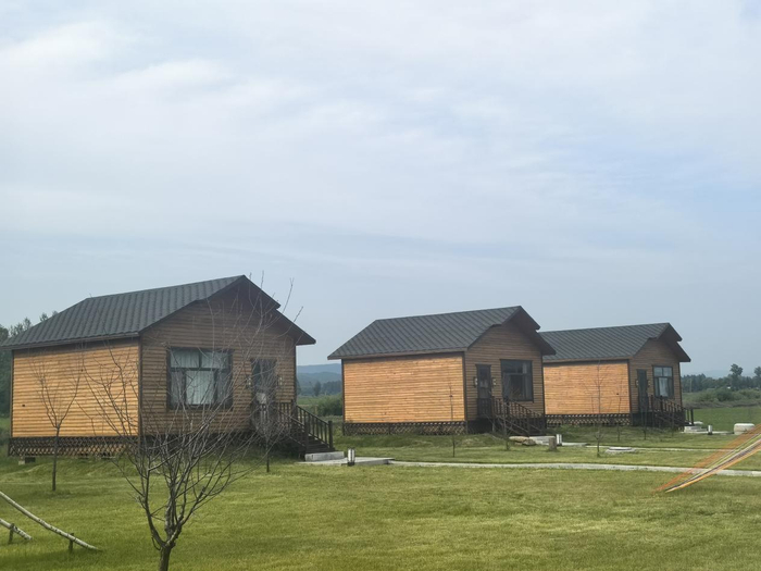 园区内的特色民宿小屋（央广网记者李雪  摄）