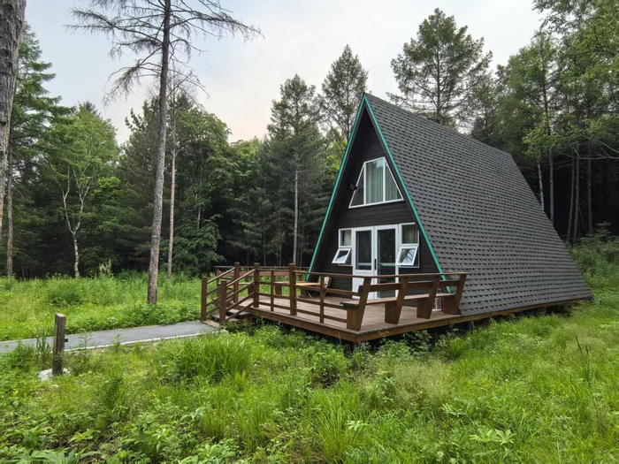 筏喻生态村森林小屋（央广网记者李雪  摄）