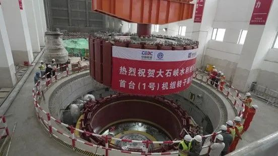 　　首台机组转子成功吊装 王拓摄