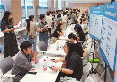 近日，求职者与招聘代表在2025年杭州市人工智能专场招聘会上洽谈。新华社记者 韩传号 摄