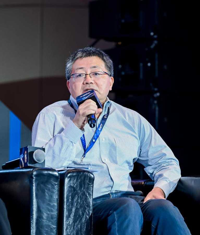 ▲张旭教授主持讨论环节：巅峰对话