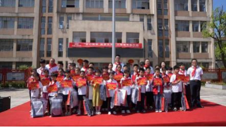 乐安县公溪镇获得助学金的学生们