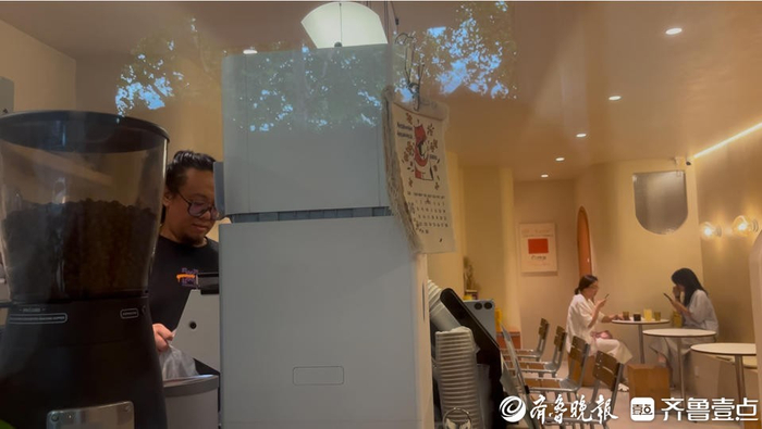 柚子咖啡搬来后营业面积是原先的3倍，每平米的租金成本还比原来低。齐鲁晚报·齐鲁壹点记者 王皇摄