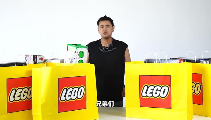 麦乐宝大魔王拆乐高盲袋。 抖音平台截图