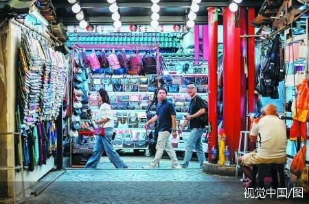 马来西亚吉隆坡，人们在购物街闲逛。